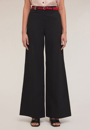 Zwarte wijde broek met hoge taille, voorzien van een rode riem en gouden hardware. Gladde stof met een strakke silhouet.