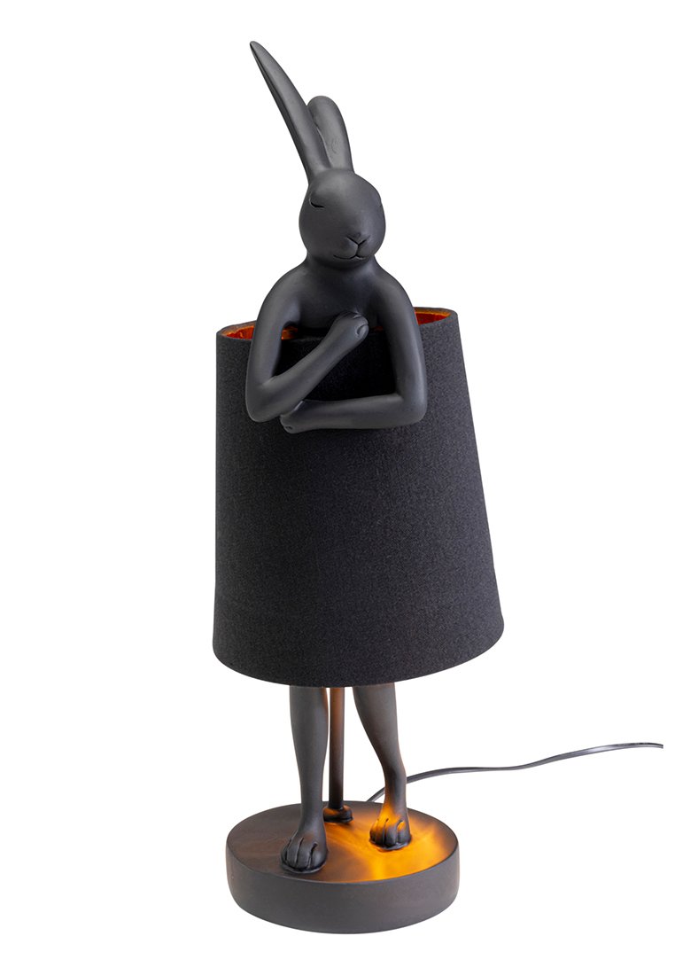 Schwarze Kaninchenlampe mit matter Oberfläche, steht in einem zylindrischen schwarzen Schirm. Der Sockel ist rund und verbreitet ein warmes Licht. Innerhalb des Schirms ist er rot.