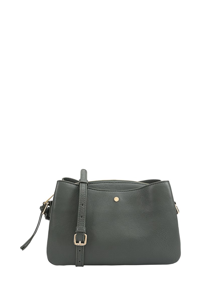 Groene leren schoudertas met een zachte textuur, ritssluiting, verstelbare schouderriem en een gouden accentstud aan de voorkant.