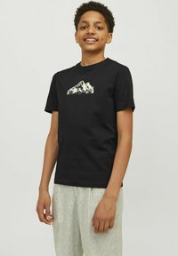 Czarna bawełniana koszulka z grafiką górską i logo "Jack & Jones" w jasnych kolorach na piersi. Krótkie rękawy i okrągły dekolt.