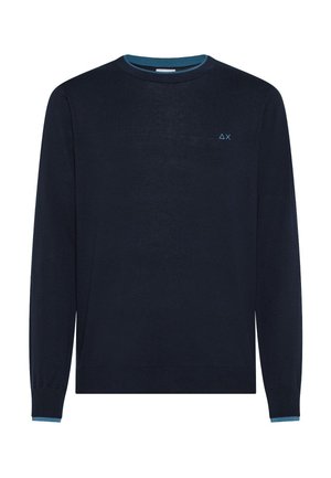 Maglione blu navy con scollo a girocollo e rifiniture blu chiaro su collo e polsini, con piccolo logo a triangolo e X blu chiaro sul petto a sinistra.