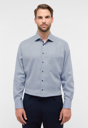 Heren overhemd met knopen in een geruit patroon, met blauwe en witte kleuren, lange mouwen, een pocket en blauwe kn open voor de details.