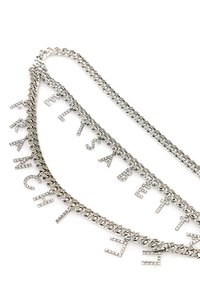 Collana in argento con ciondoli a lettere alternati. Le lettere sono adornate con strass trasparenti, creando un contrasto testurale scintillante.