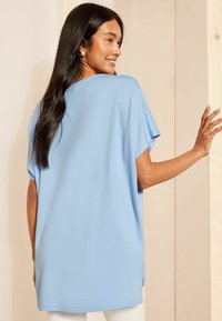 Friends Like These V NECK PETITE - Paprasti marškinėliai - cornflower blue