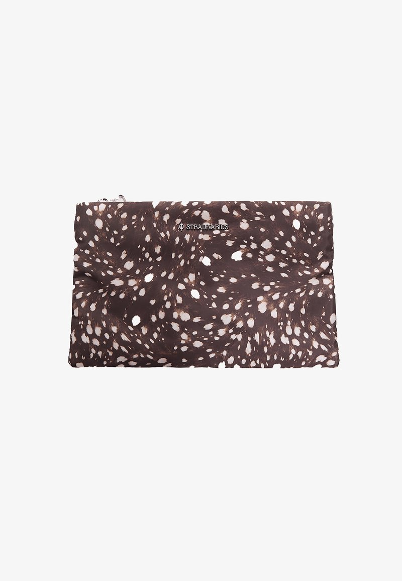 Clutch marrone con macchie bianche che assomigliano a una stampa animale, chiusura con zip e logo "Stradivarius" al centro davanti.