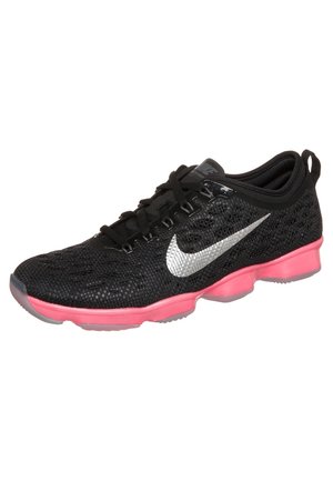 Czarny but do biegania Nike z srebrnym logo Swoosh, czarnymi sznurowadłami, oddychającą siateczkową cholewką i jaskraworóżową podeszwą.