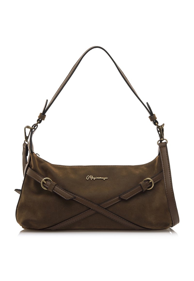 Braune Wildleder-Handtasche mit einem kreuzbündelnden Design, ausgestattet mit goldfarbener Hardware und einem einzelnen Schulterriemen. Glatte Textur, minimalistischer Stil.