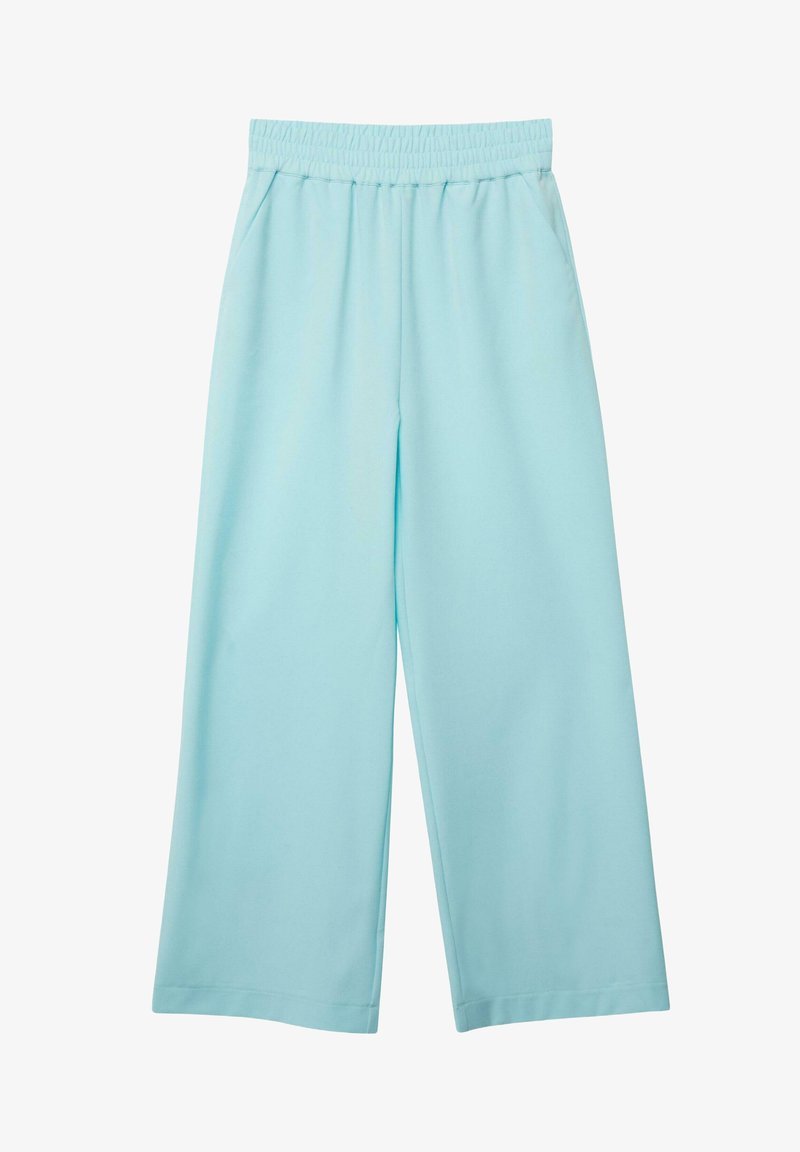 Pantalon large bleu clair avec une ceinture élastique, deux poches latérales et une texture de tissu lisse. Conçu pour le confort et la liberté de mouvement.