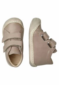 Baskets enfants beige clair avec deux bandes Velcro, bout rond, semelle en caoutchouc texturé et accents cousus le long des bords.