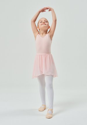 Helles rosa Ballettanzkleid mit einem Chiffonrock, kombiniert mit weißen Strumpfhosen und sanften beigen Ballettschuhen, die eine elegante Pose präsentieren.