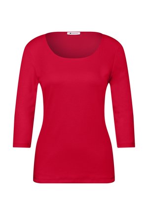 Rød dameskjorte med figursyet pasform, trekvartlange ærmer og en bred rund halsudskæring, vist på en ensfarvet hvid baggrund.