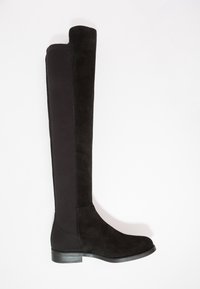 Svarta över-knäet stövlar i mocka och stretchmaterial, med platt klack och slät yta utan synliga mönster eller metalldelar.