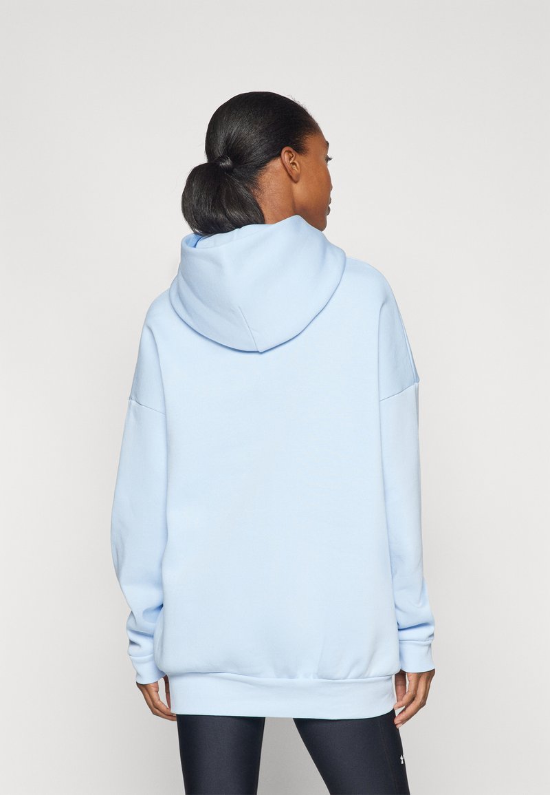 Helles, blaues Oversized-Hoodie mit großer Kapuze, langen Ärmeln und geripptem Saum. Hergestellt aus weichem Stoff für hohen Tragekomfort.