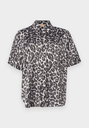 Chemise à manches courtes avec un motif léopard noir et blanc, featuring un col et une coupe ample. Tissu lisse avec un lustre subtil.
