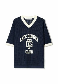 Top corto a maniche corte in rete blu navy con scollo a V, dettagli crema e stampa bianca con la scritta "LATE DINNER CLUB". Design casual e sportivo.