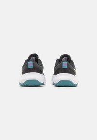 Sorte atletiksk sko med mesh øverste del, hvid mellemsål og blågrøn ydersål. Har pink detalje på hælpull-tab og gyldt logo på siden.