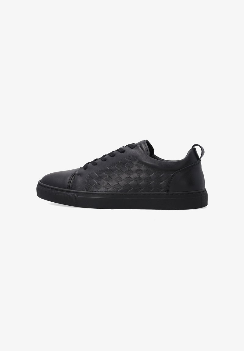Czarne skórzane sneakersy z teksturowanym, plecionym wzorem po bokach, płaską gumową podeszwą i sznurowanym zapięciem. Minimalistyczna i współczesna forma.