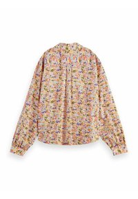 Hedvábná košile s dlouhými rukávy v lehkém materiálu s barevným květinovým vzorem. Má vysoký výstřih, stažené rukávy a jemný detail sklady vzadu.