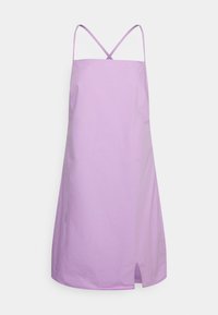 Vestido lilás com uma silhueta reta, alças finas e uma pequena fenda lateral. Feito de um tecido leve com uma textura suave.