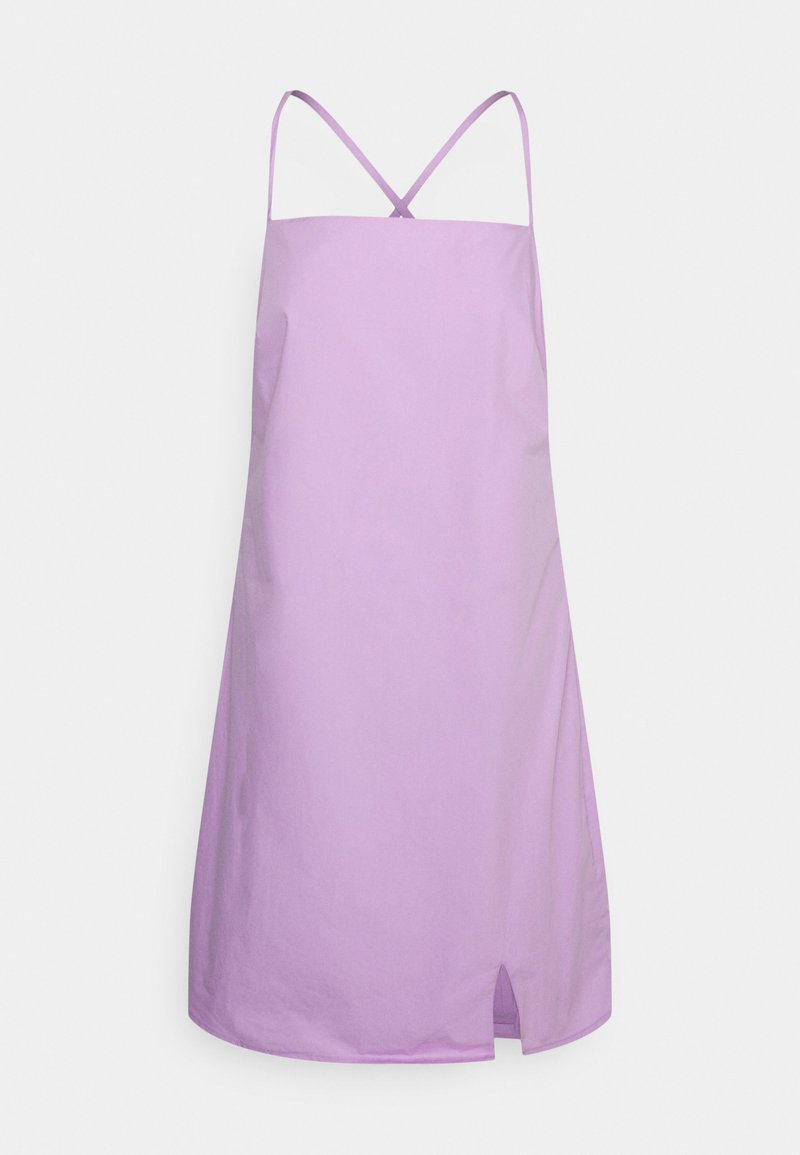 Vestido lilás com uma silhueta reta, alças finas e uma pequena fenda lateral. Feito de um tecido leve com uma textura suave.