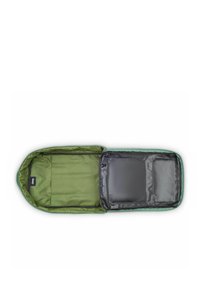 Bolsa de almacenamiento verde con un interior texturizado, compartimentos negros, cierre de cremallera y una etiqueta de logo en el interior. Presenta múltiples bolsillos para la organización.