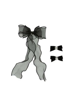 Schwarzes transparenter Organza-Band mit einer Schleife und langen Enden, kombiniert mit zwei kleinen schwarzen Samtschleifen mit einem Rhinestone-Akzent.