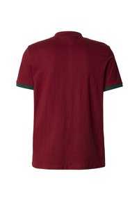 Burgunderfarget t-skjorte med korte ermer og grønn kant på ermene. Bomullsstoff med glatt tekstur og enkel, rund halsringning.