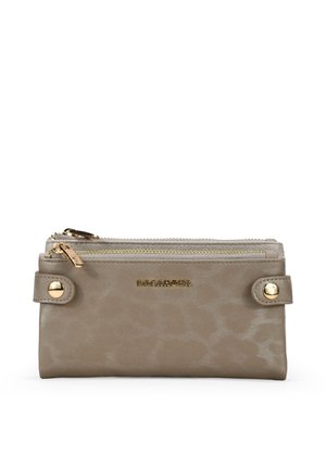 Cartera de cuero gris con un patrón de leopardo, dos compartimentos con cremallera, herrajes dorados y un detalle de botón a presión en el lateral.