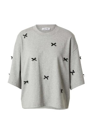 Grijze sweatshirt met korte mouwen en een losse pasvorm, voorzien van zwarte stoffen strikken die door het hele design zijn genaaid voor extra detail. Ronde halslijn, casual ontwerp.