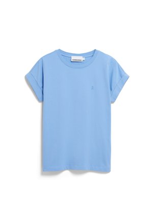 Lichtblauw katoenen t-shirt met omgeslagen korte mouwen, ronde hals en klein geborduurd logo op de linkerborst. Gladde textuur.