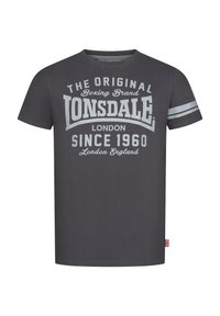 Pilkas medvilninis marškinėliai trumpomis rankovėmis, kuriuose yra didelis baltas užrašas "Lonsdale London Since 1960" ir dvi horizontalios pilkos juostelės ant rankovių.