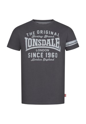 T-shirt en coton gris à manches courtes, avec un grand imprimé blanc portant "Lonsdale London Since 1960" et deux rayures horizontales grises sur les manches.