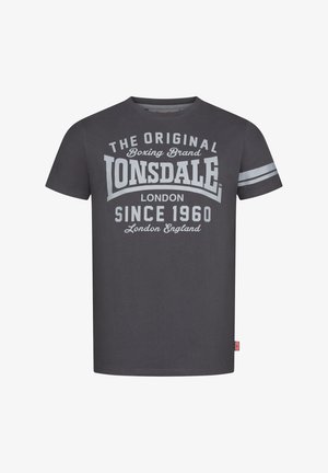 Šedé bavlněné tričko s krátkým rukávem, na kterém je velký bílý potisk s nápisem "Lonsdale London Since 1960" a dvěma vodorovnými šedými pruhy na rukávech.