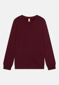 Burgundi színű, hosszú ujjú pulóver, puha anyagból készült. Klasszikus kerek nyakkivágás és passzos ujjak, vállvarrással kiemelve.