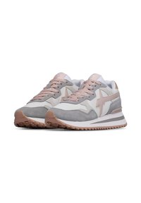 Sneakers in gray and white with pink accents, featuring a mix of suede and mesh, flat laces, and a robust rubber sole with traction.