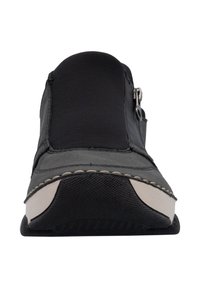 Chaussure décontractée noire et grise à enfiler avec une semelle texturée et une fermeture éclair sur le côté, vue de face sur fond blanc.