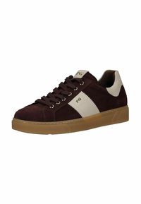 Baskets en daim bourgogne avec des accents en cuir blanc, bout rond, design à lacets et semelle en caoutchouc crémeux. Comprend des détails cousus et un logo.