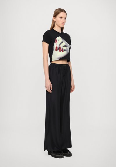 GmbH CROPPED WITH NAILS PRINT - Camiseta estampada - black