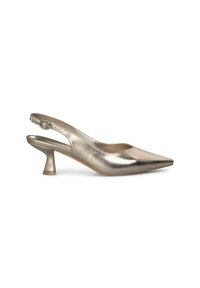 Zapato slingback plateado metálico con punta afilada, tacón medio delgado y correa ajustable con hebilla. Textura suave con un acabado brillante.