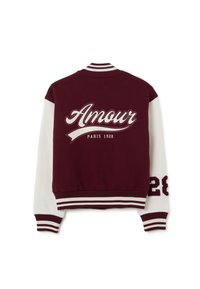 Bordeaux en witte varsityjack met de tekst "Amour" en "Paris 1928", geribbelde manchetten en contrasterende mouwnummers in een universitaire stijl.