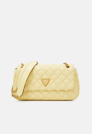 Borsa gialla trapuntata con patta pieghevole, tracolla a catena dorata e logo triangolare. Texture in pelle liscia con motivo a diamante.