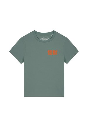 Effen groene korte mouw T-shirt met een ronde halslijn en kleine oranje Japanse karakters gedrukt op het linker borstgebied.