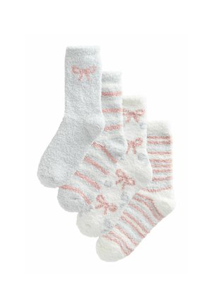 Fyra par strumpor: luddiga vita med rosa rosetter, ljusgrå och randiga mönster med rosa och grå accenter. Mjuk textur.