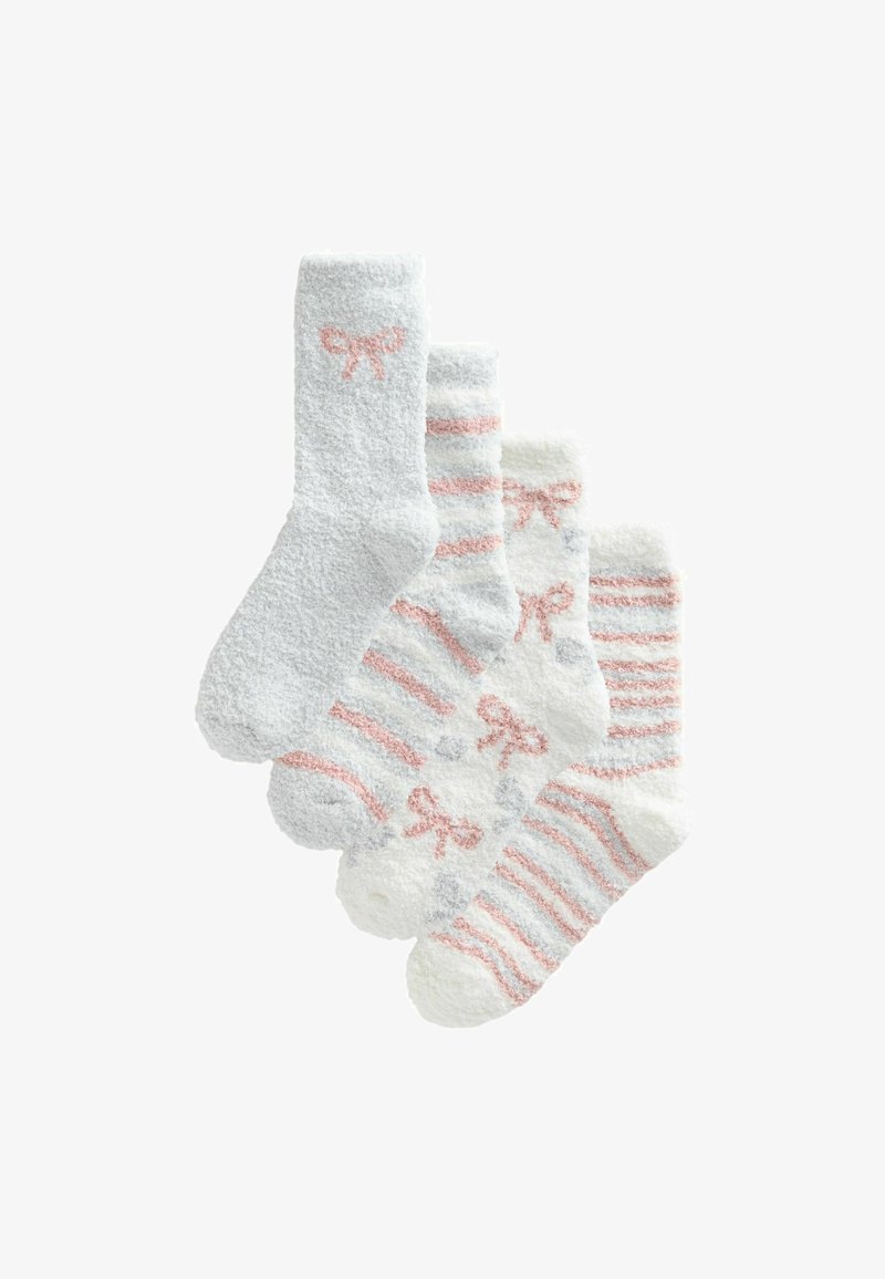 Fyra par strumpor: luddiga vita med rosa rosetter, ljusgrå och randiga mönster med rosa och grå accenter. Mjuk textur.
