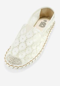 Espadrille de encaje en crema con patrón floral, suela de goma, punta redondeada y detalles de yute trenzado a lo largo de los bordes. Talla 36.