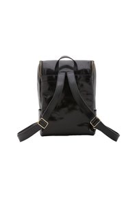 Zwarte glanzende rugzak met een rechthoekige vorm, voorzien van verstelbare schouderbanden, een handvat aan de bovenkant en een ritssluiting langs de bovenrand.