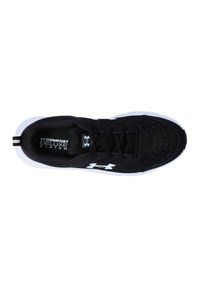 Scarpa sportiva nera con tomaia testurizzata, suola bianca e logo a contrasto. Presenta lacci e colletto imbottito per il supporto.