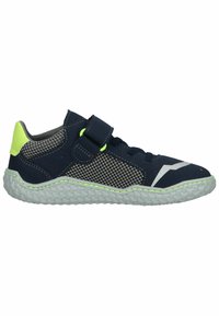 Scarpe da atletica della marina con lati in rete, accenti verde lime e una chiusura con cinturino. Presentano una suola in gomma testurizzata con un motivo intrecciato.