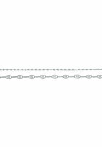 Sølv kæde med tre forskellige designs: en flad, en sammenkoblet oval med facetter, og en struktureret reb-stil strand.