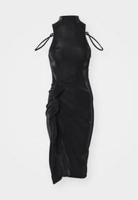 Vestido negro con cuello alto, que presenta tirantes estrechos y un frente drapeado retorcido. Hecho de una tela suave y brillante con una silueta ajustada.